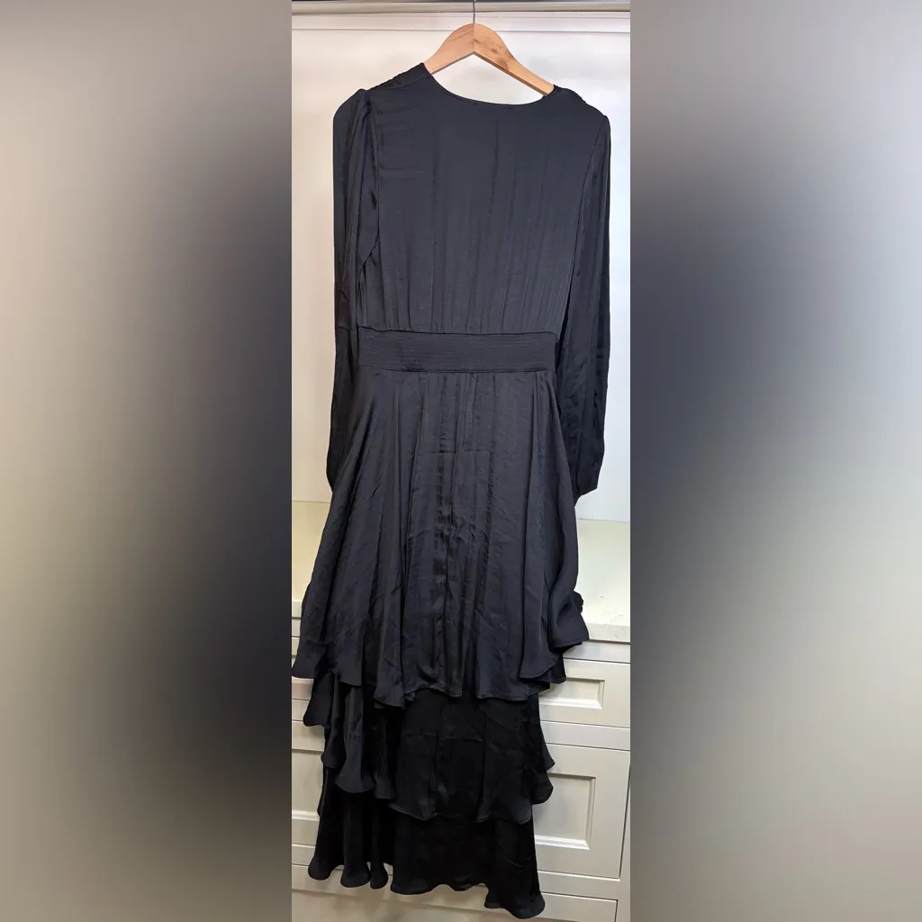 NWT Steve Madden Black Long Sleeve Tiered Satin Midi Dress
Sz Med - Image 4