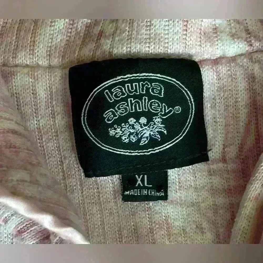 Laura Ashley pink floral 2 piece pajama set, short sleeve top/cropped pants;  XL - Image 3