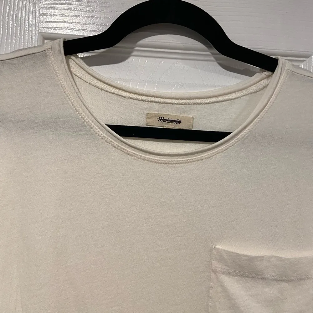 NWOT Madewell Size M Cream Short Sleeve Crew Split Hem Pocket Tee Shirt - Image 4