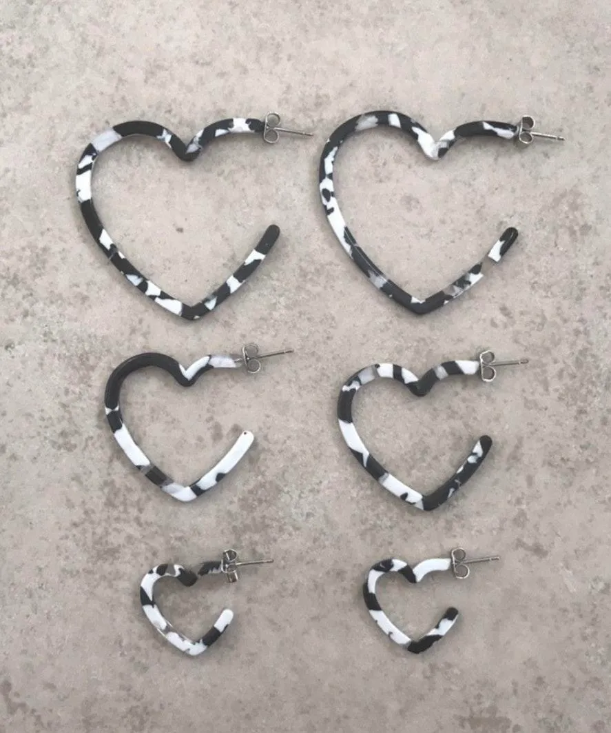 Heart Shape Tortoise Hoop Earrings Set - Image 2