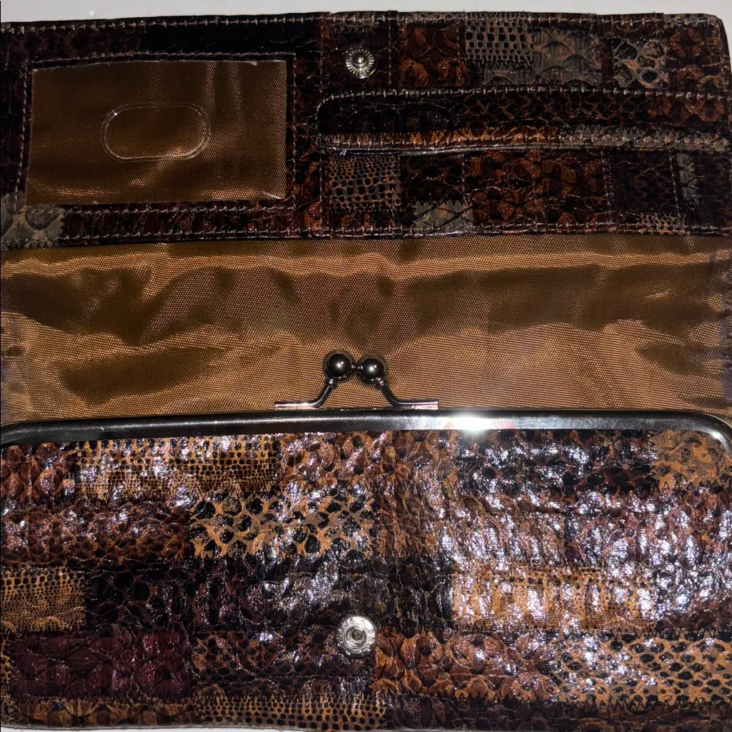 WALLET/ WRISTLET FAUX LEATHER AND FAUX ANIMAL PRINT BUT HAS GREAT COLORED DESIGN - Image 6