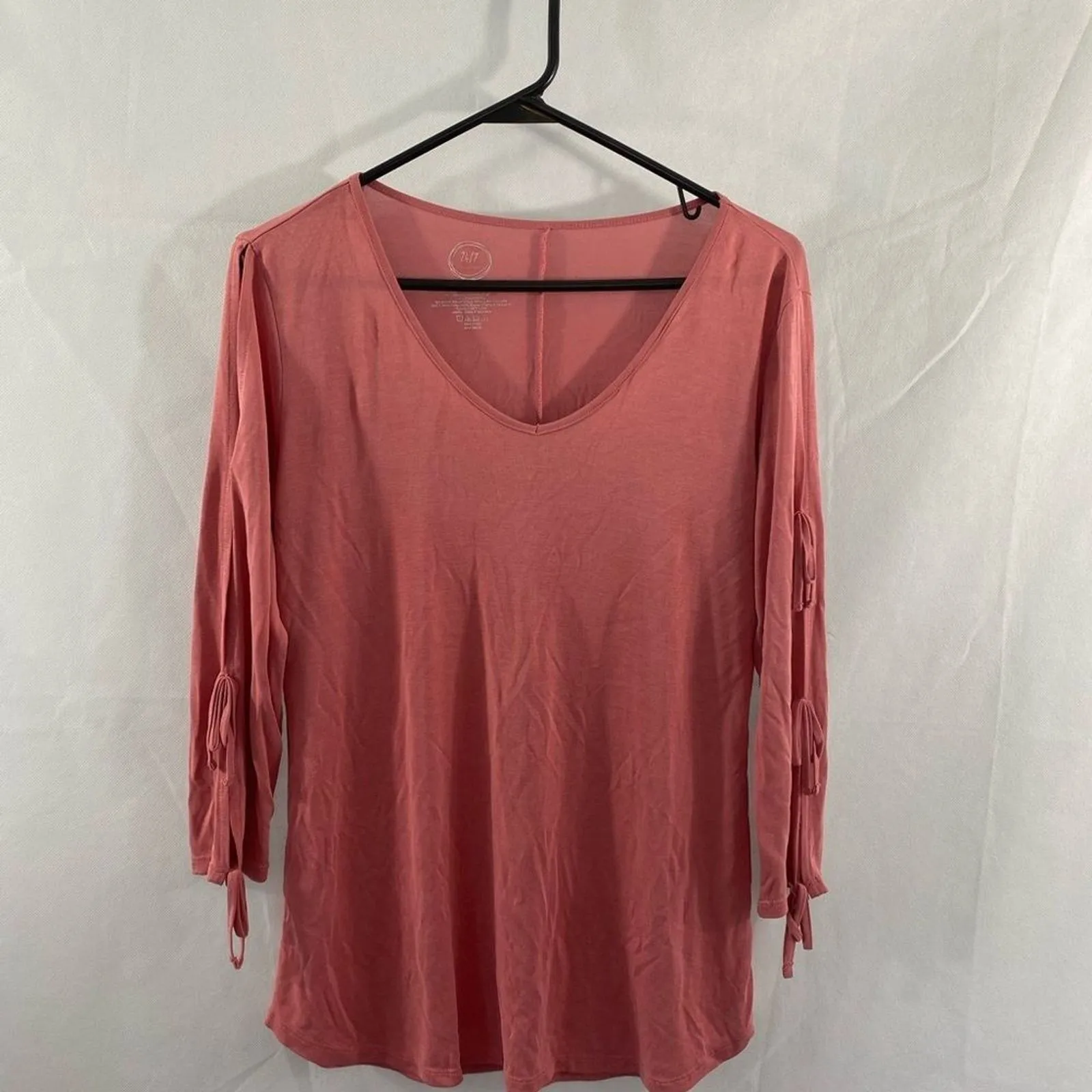 24/7 by Maurices women size medium pink Long Split Sleeve  V‎ Neck lightweight - Image 2