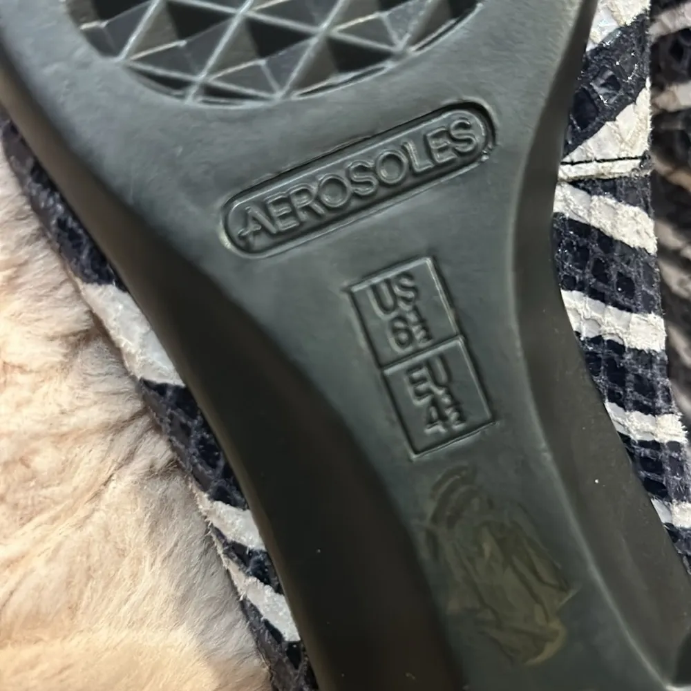 Size 6.5 shoes • - Image 8