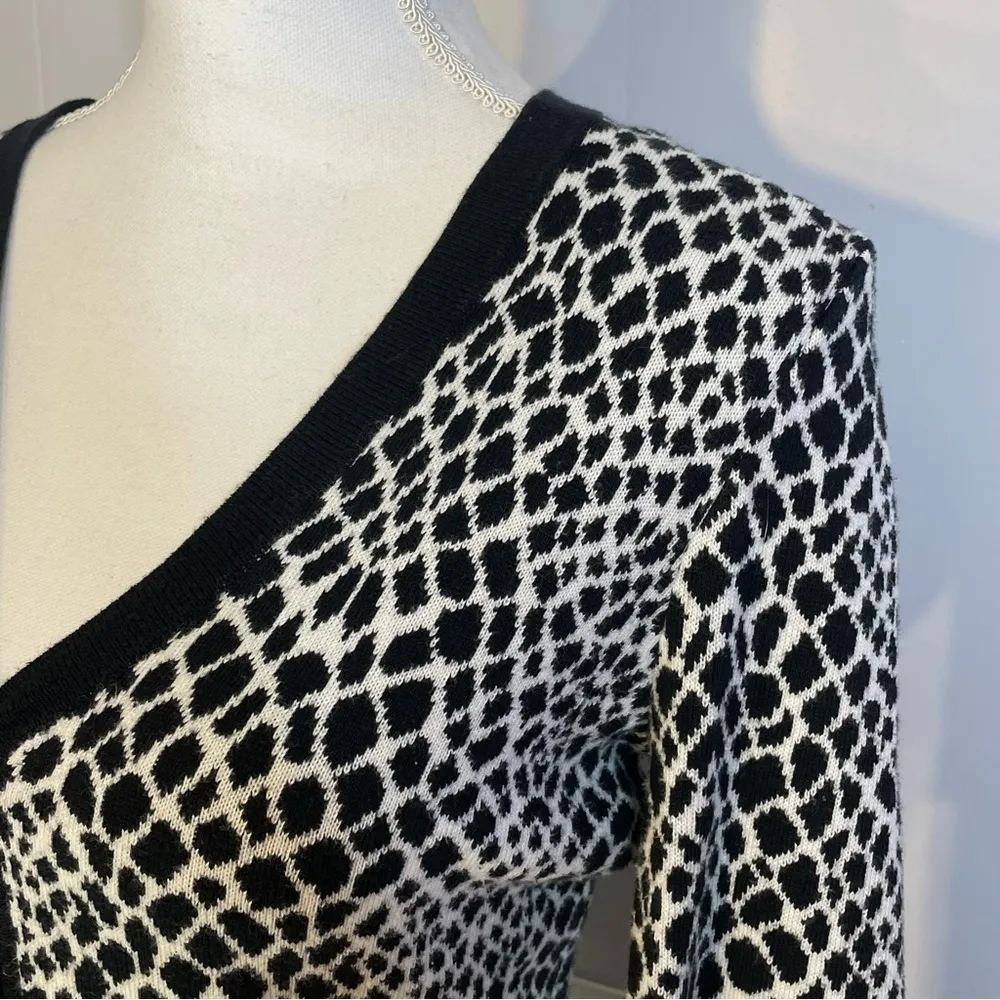 black and white snakeskin patterned cardigan sweater by Isaac Mizrahi - Image 4