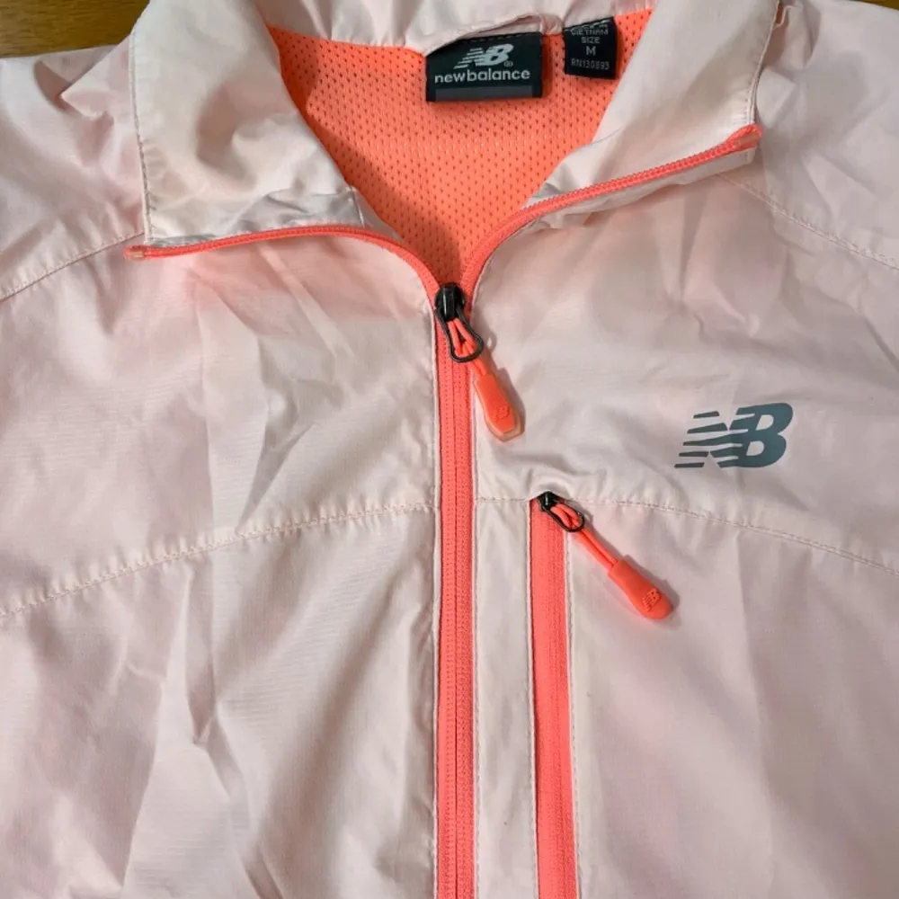 New‎ Balance Run Light Pack Neon Orange Pockets Windbreaker Rain Jacket, Size M - Image 4