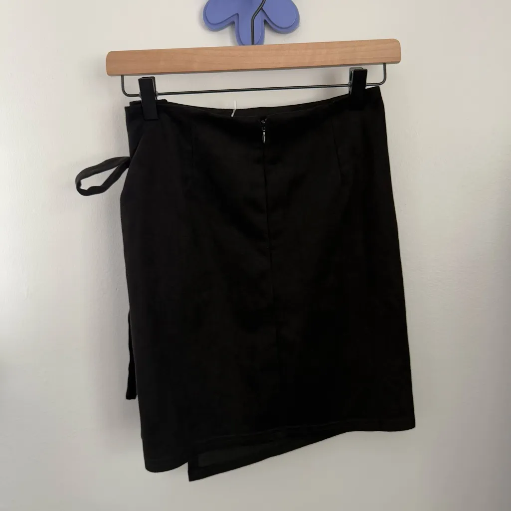 Simplee Medium NEW Black Mini Skirt Slit Cut Side Tie - Image 3