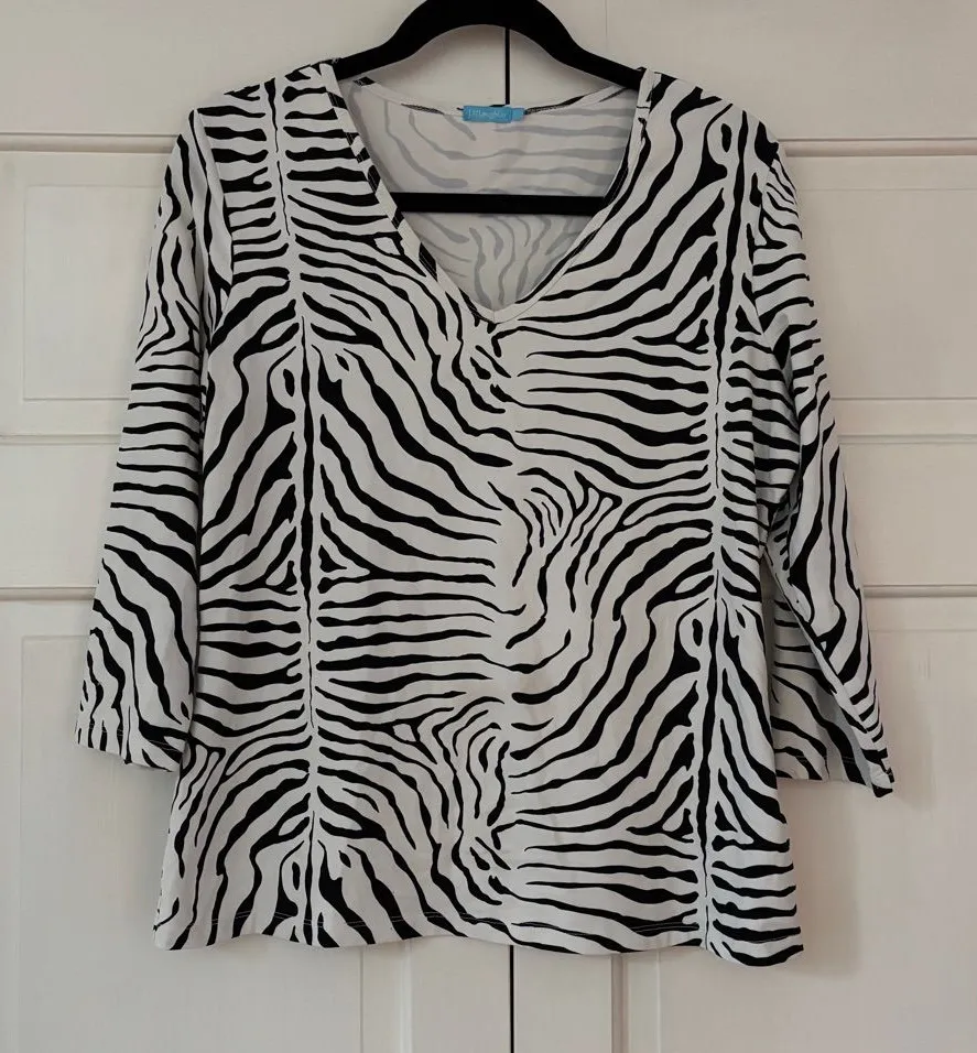 J. McLaughlin Black and White Zebra Print Blouse V Neck Size Large Animal Print - Image 1