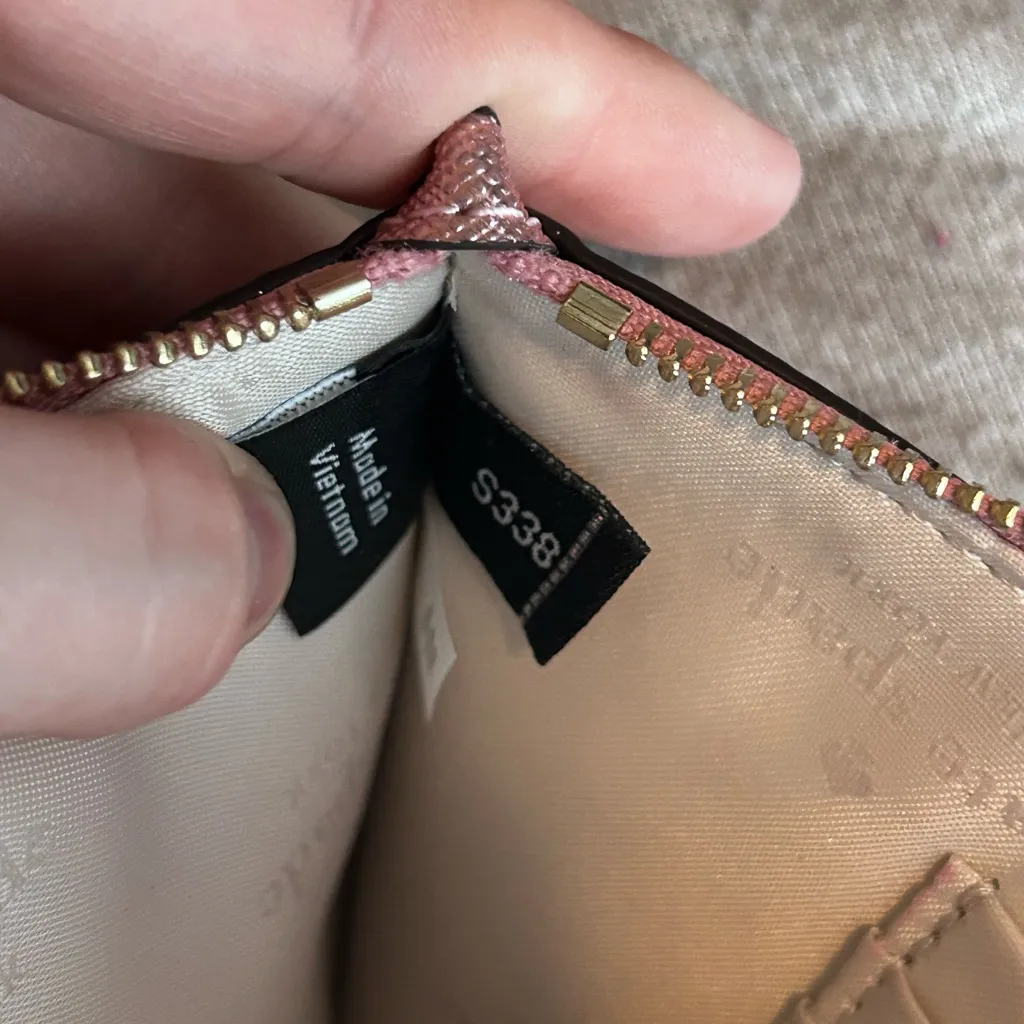 Kate Spade New York Pink Lucy Glitter L-Zip Weistlet Preppy Luxury Valentines - Image 8
