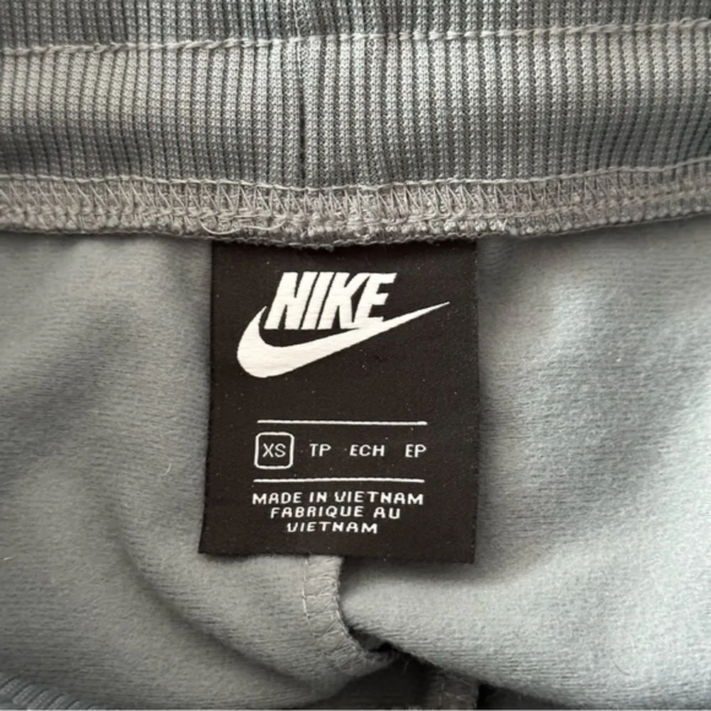 Nike Women’s XS Gray Fleece Lined Pink Stitch Logo High Rise Jogger Sweatpants - Image 3