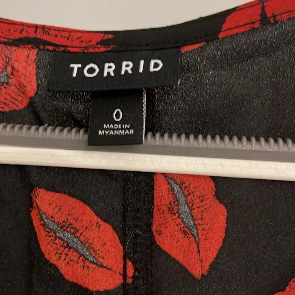 Torrid Red Lips on Black Cold Shoulder Top size 0 NWOT - Image 2