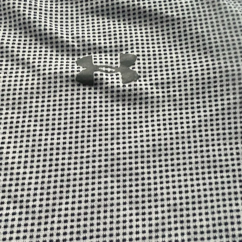 Under Armour  workout Shirt - Image 10