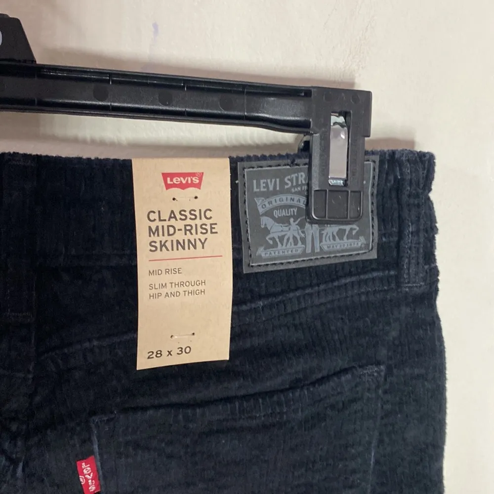 Levi’s black classic mid rise skinny wide wale corduroy jeans size 28 - Image 12