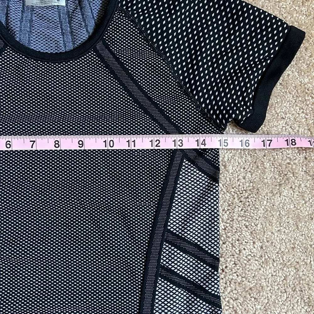 Speedlight Seamless Black & White Tee  Size Medium - Image 4
