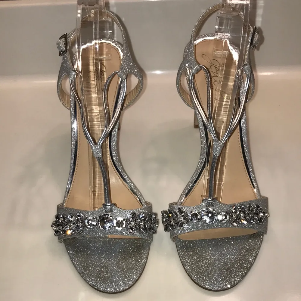 Jewel Badgley Mischka Women’s Peaches Crystal Adorned Silver Glitter Heels Size 9 - Image 2