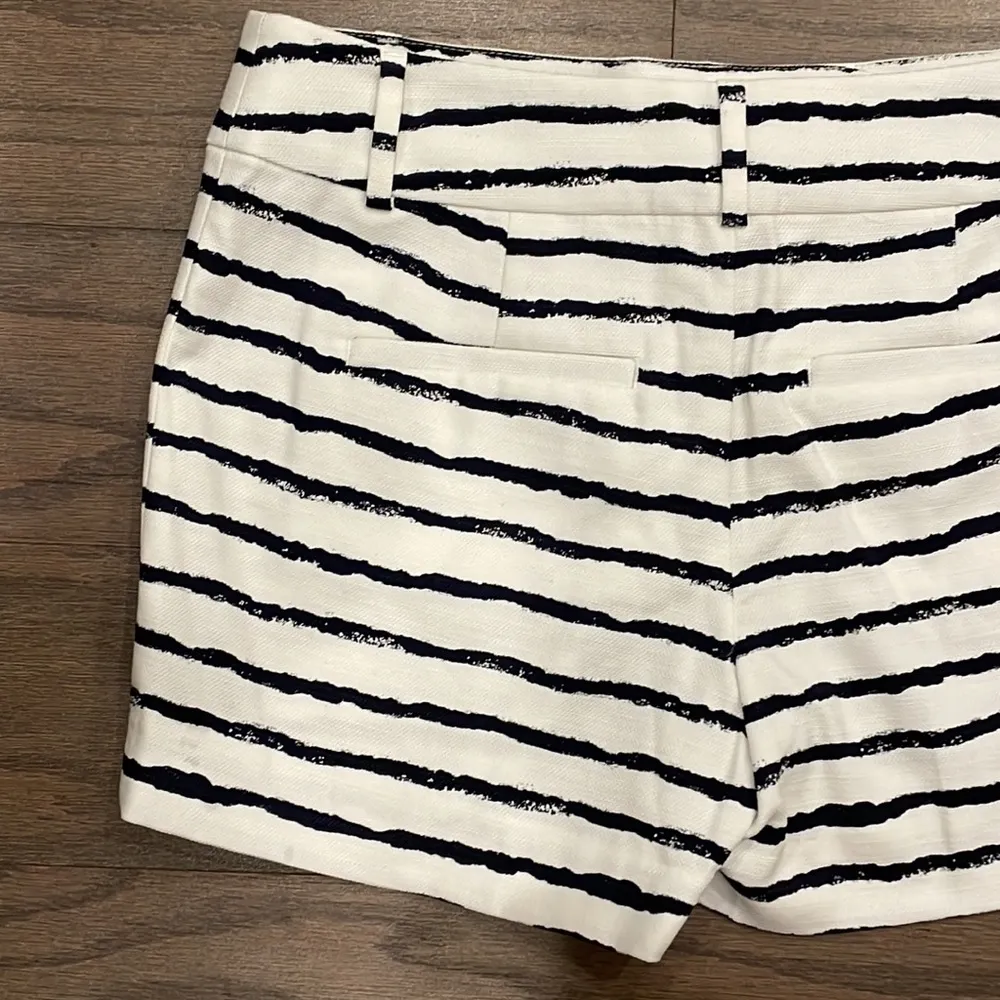 LOFT Navy and White Striped Shorts - Size 00 - Image 4