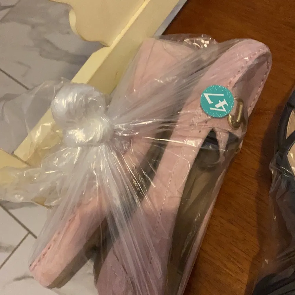 White mountain pink suede shoes. Size 7.5 - Image 8