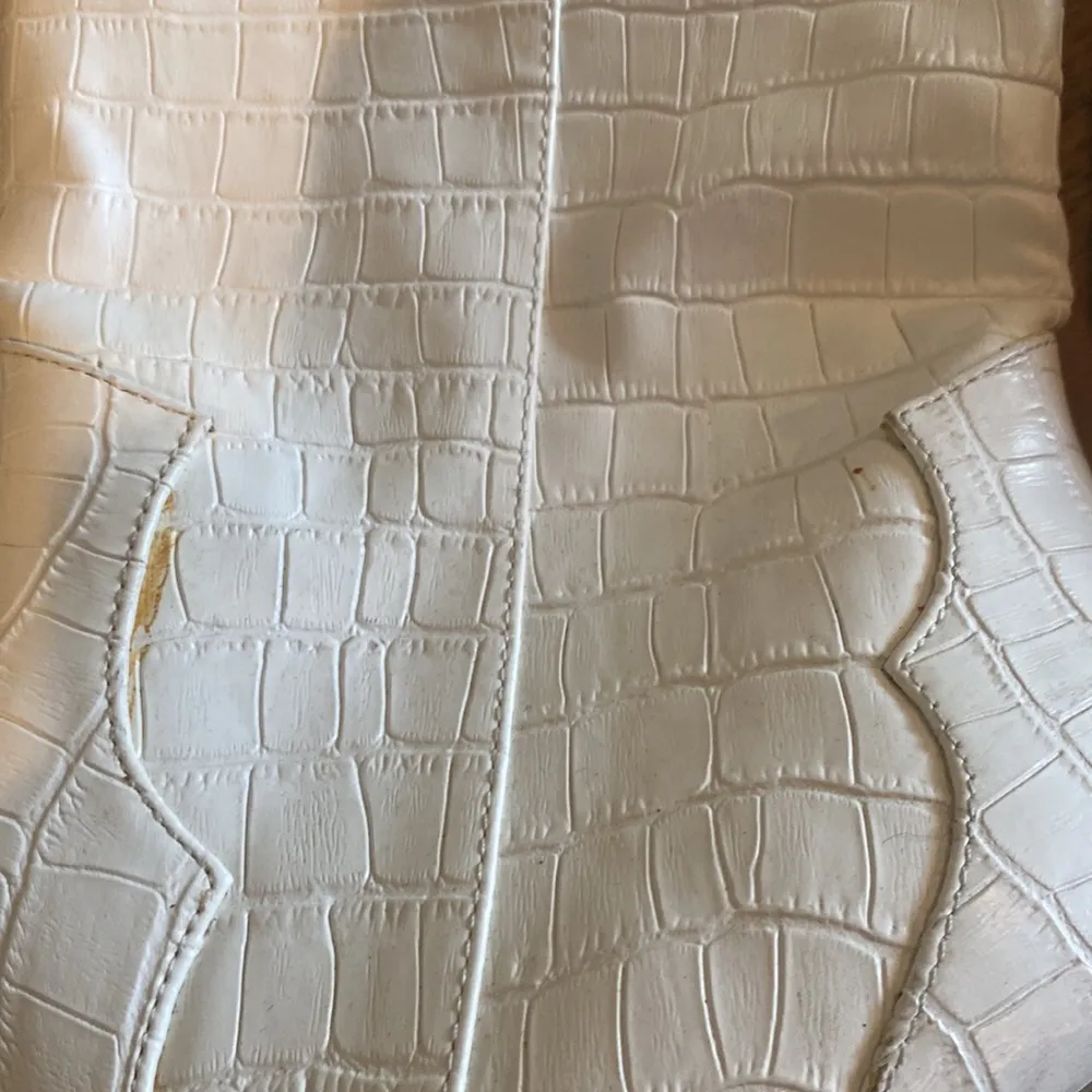 Elegant Cream Knee - Image 6