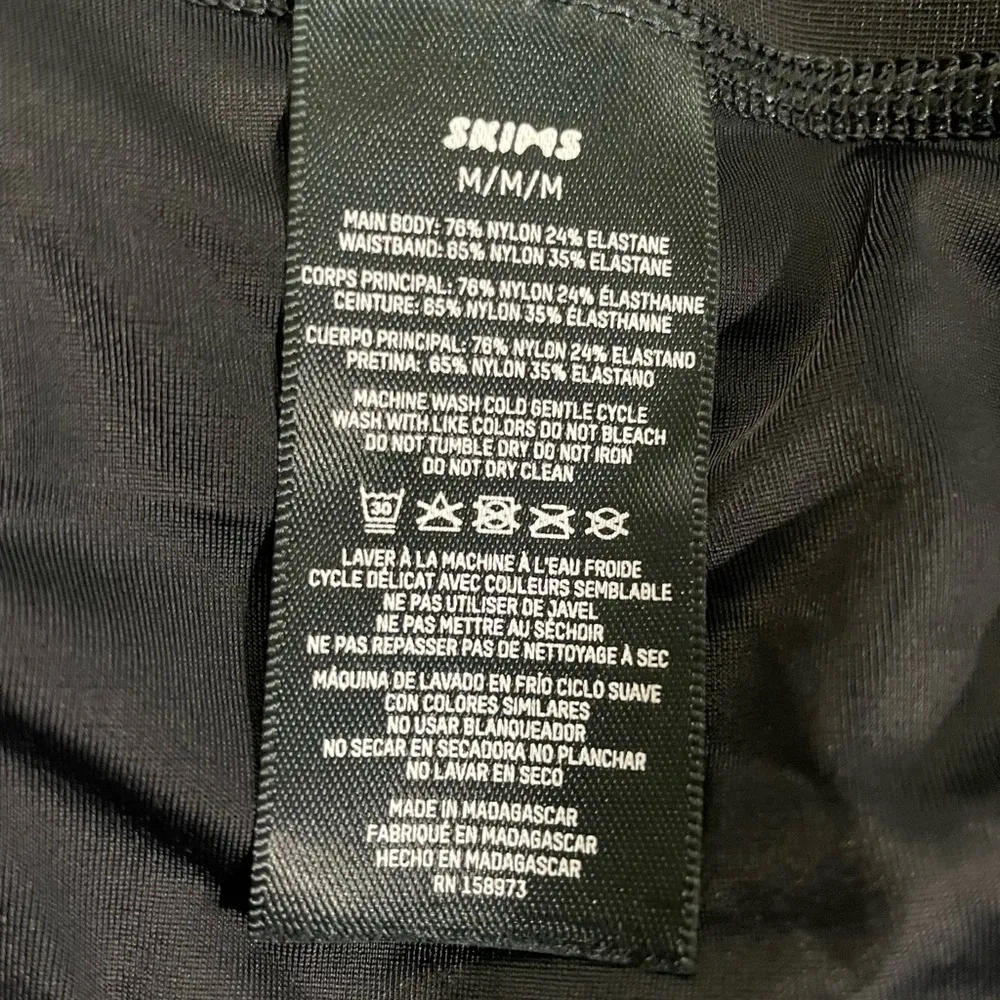 NWT Skims Performance High Waisted Bike Shorts Onyx Color Size M - Image 8