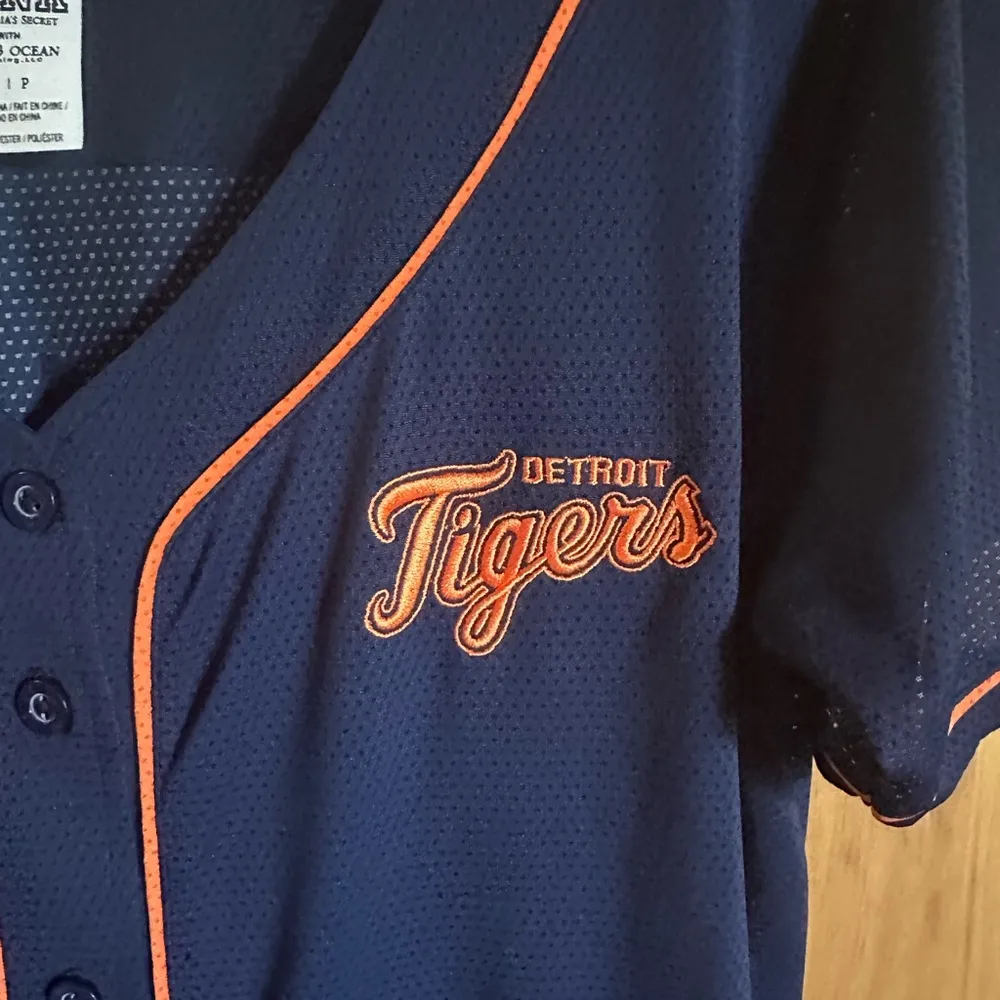 Victoria’s Secret pink Detroit Tigers button up jersey women’s size small! - Image 3