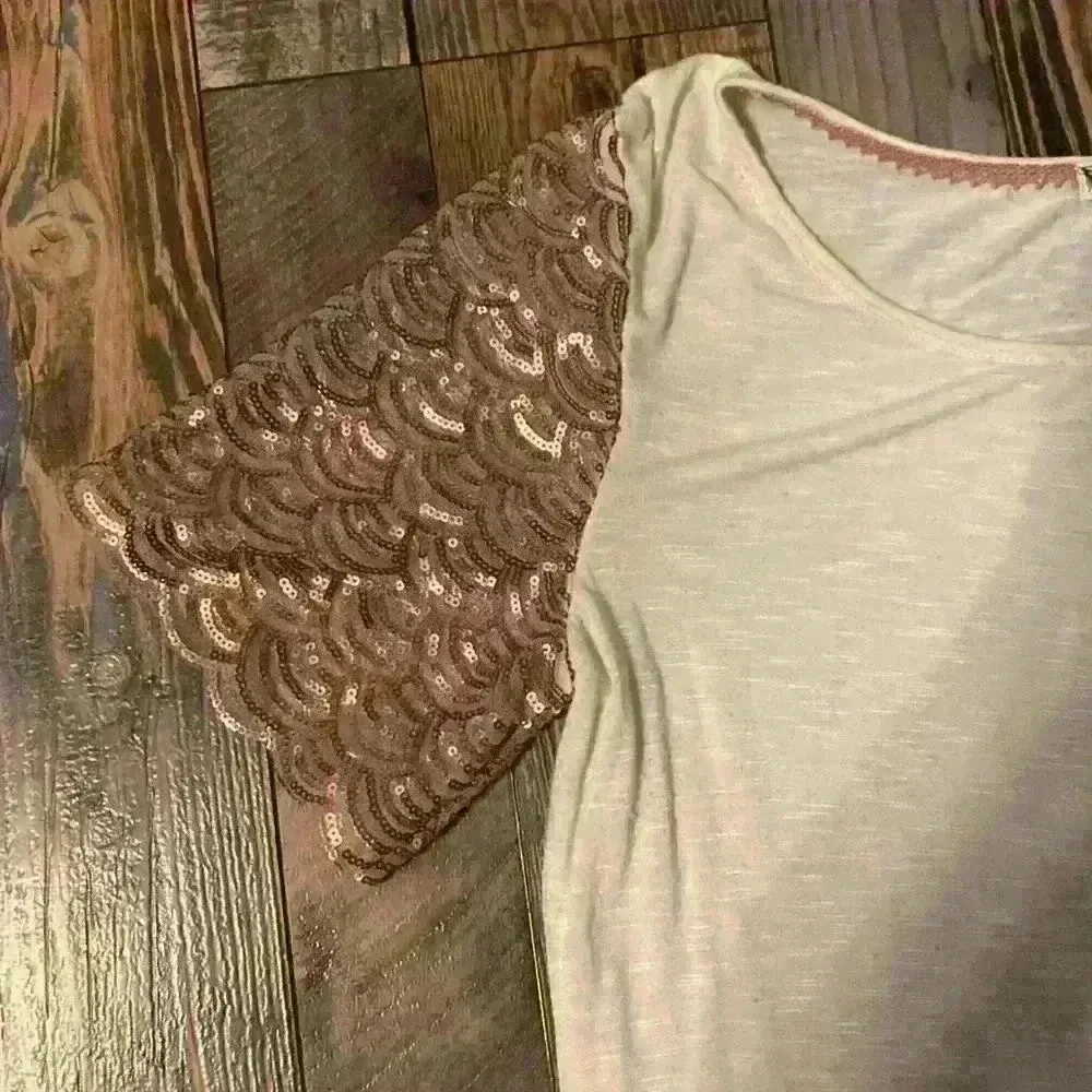 Women’s size medium top - Image 2