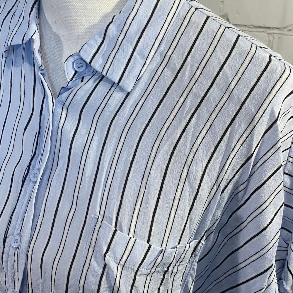 FOREVER 21 Cropped Blue Striped Button up Tee-Medium - Image 4