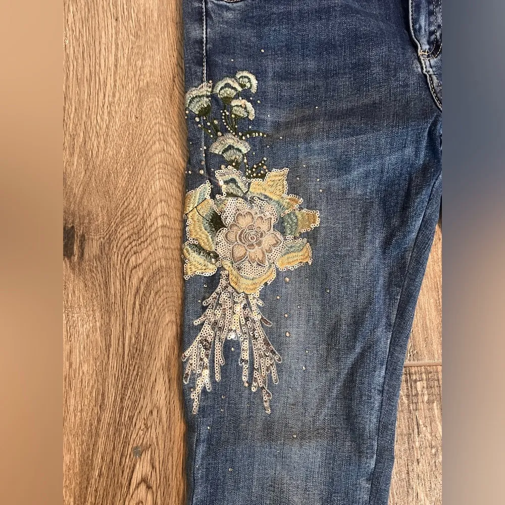 Bebe Straight Skinny Jeans Size 28 Women's Denim Blue Floral Embroidered NWT#215 - Image 2