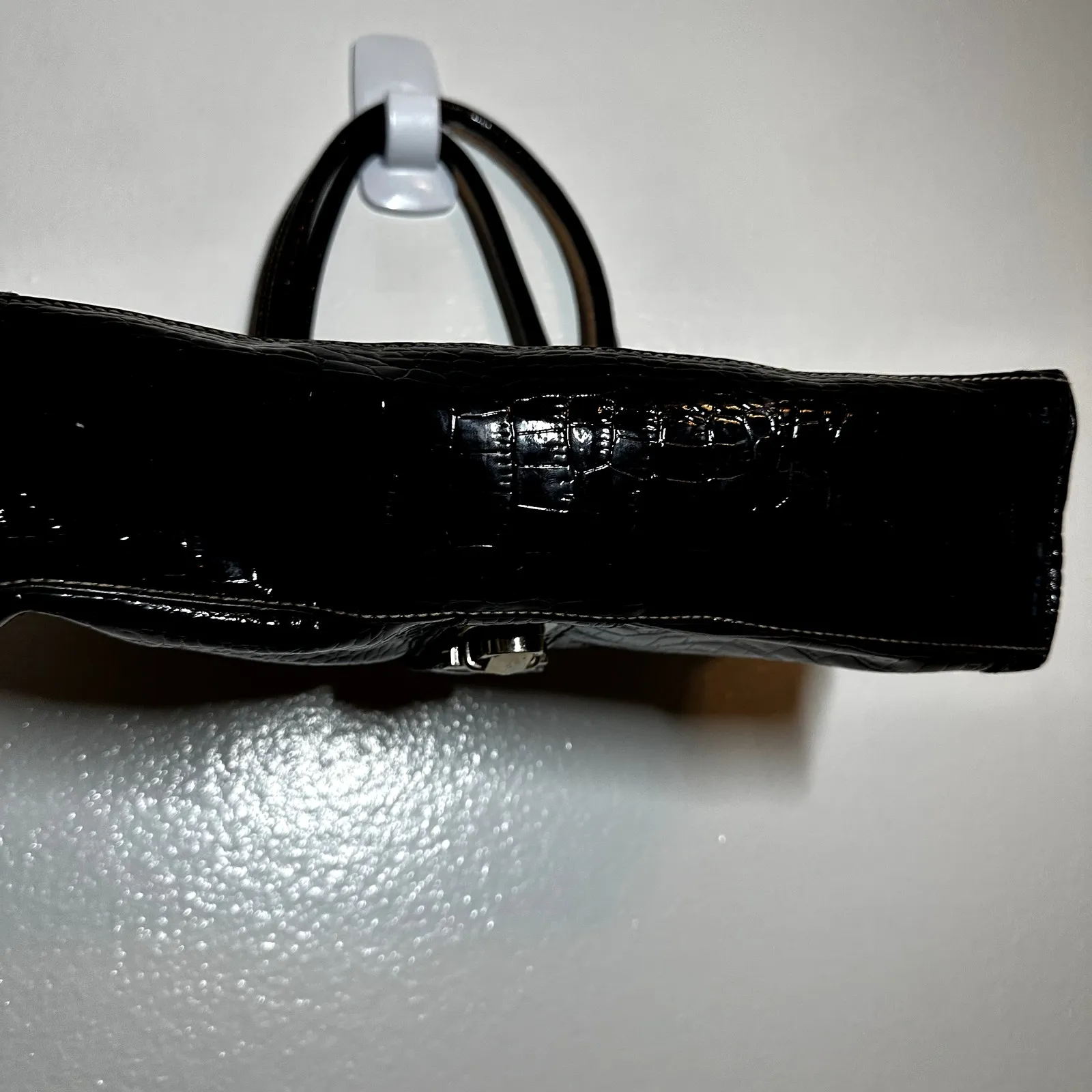 Liz Claiborne Croc Embossed Shoulder Bag Vegan Leather Purse Zip Buckle Black - Image 7