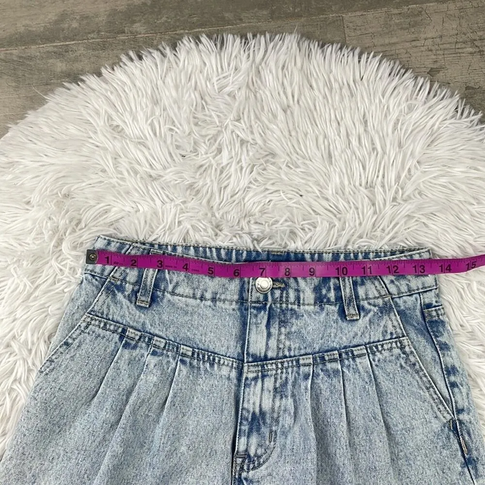 AEROPOSTALE High Rise, pleated Mom Short. Size 2 - Image 2