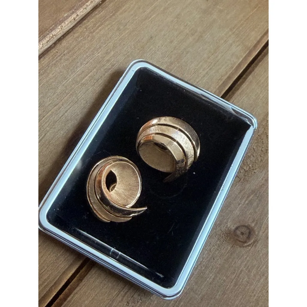 Vintage Trifari Gold-Tone Spiral Clip-On Earrings Stylish Retro Jewelry - Image 7