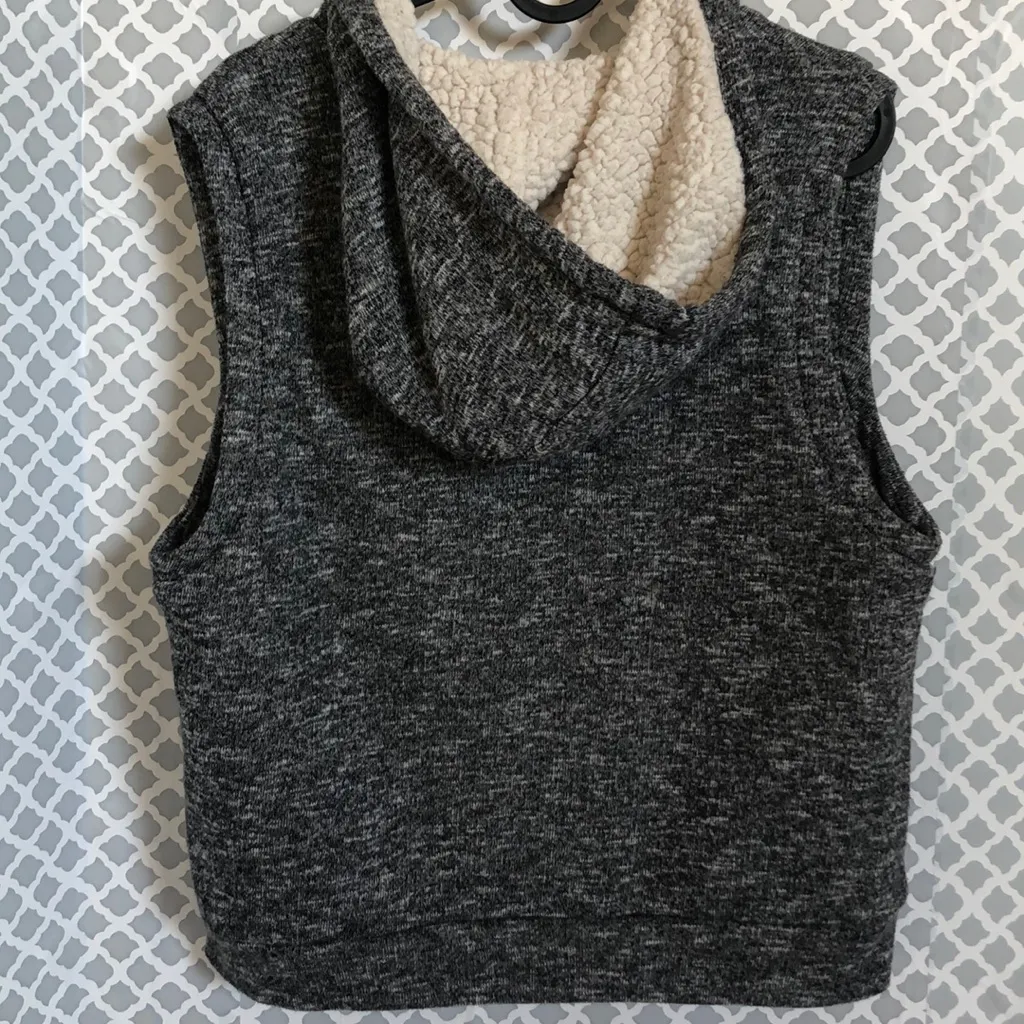 Love Tree gray black hooded cropped zipper vest‎ - Image 2