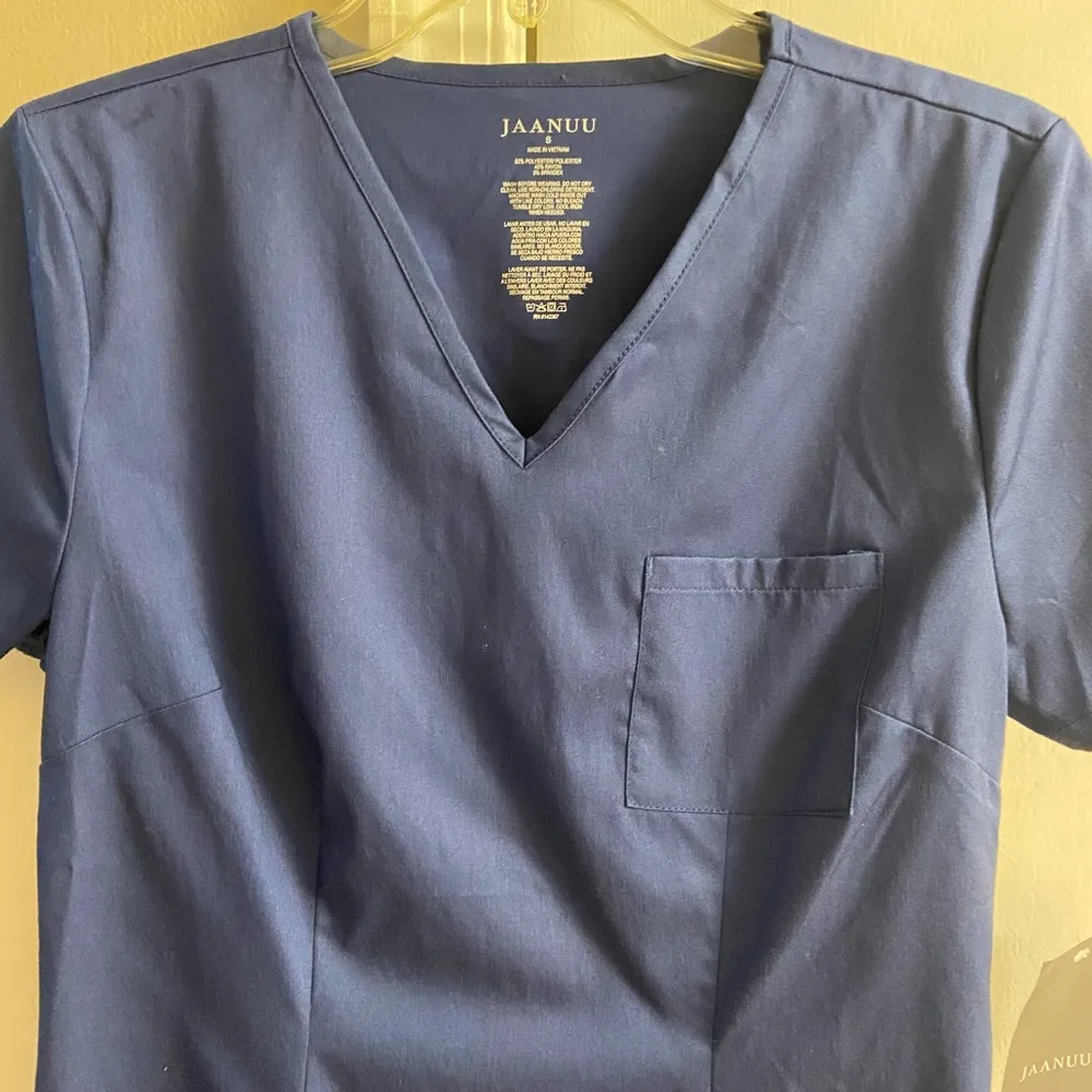 Jaanuu scrub top women navy blue v neck short sleeves Small NWT - Image 3