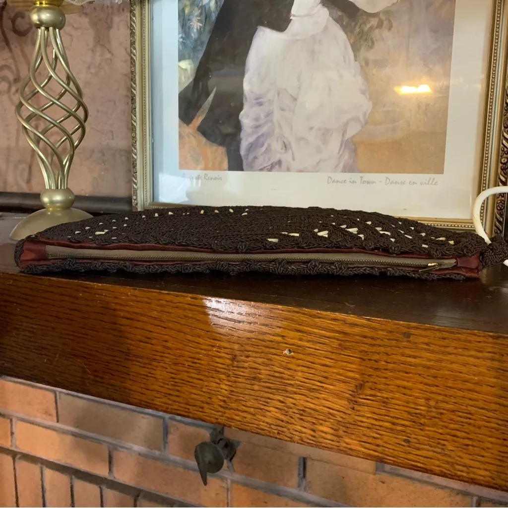 VINTAGE 1970'S BROWN CROCHET MACRAME W/CREAM PLASTIC WRIST BAG/CLUTCH - Image 7