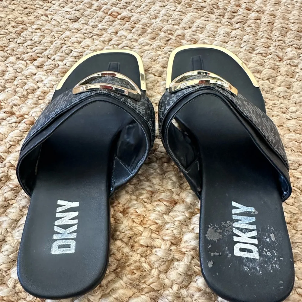 DKNY HAYA Black and Gold Sandals with Modern Design size 5.5 - Image 3