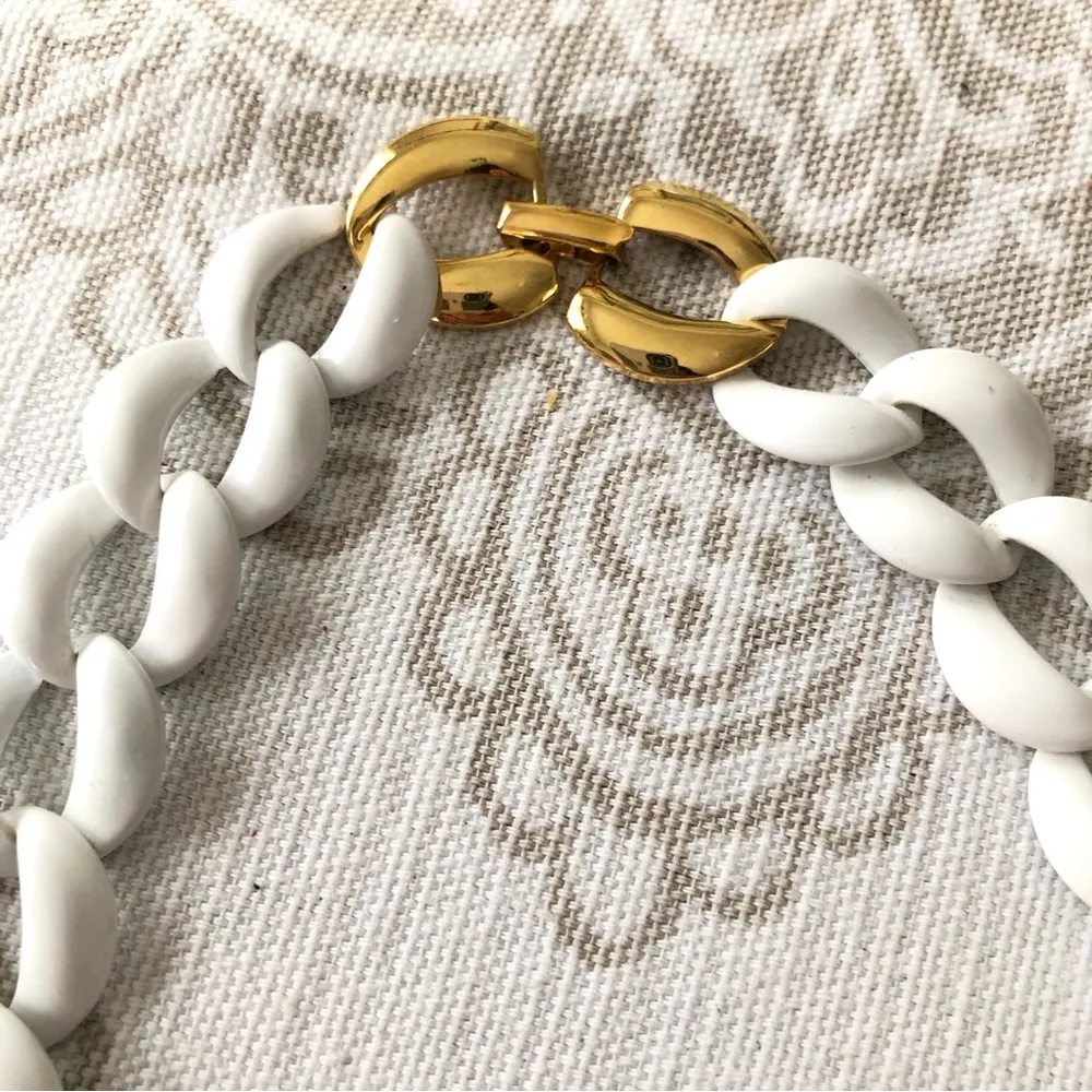 NAPIER VTG White Enamel Metal w/ gold tone clasp Chunky Curb Chain 16” Necklace - Image 3