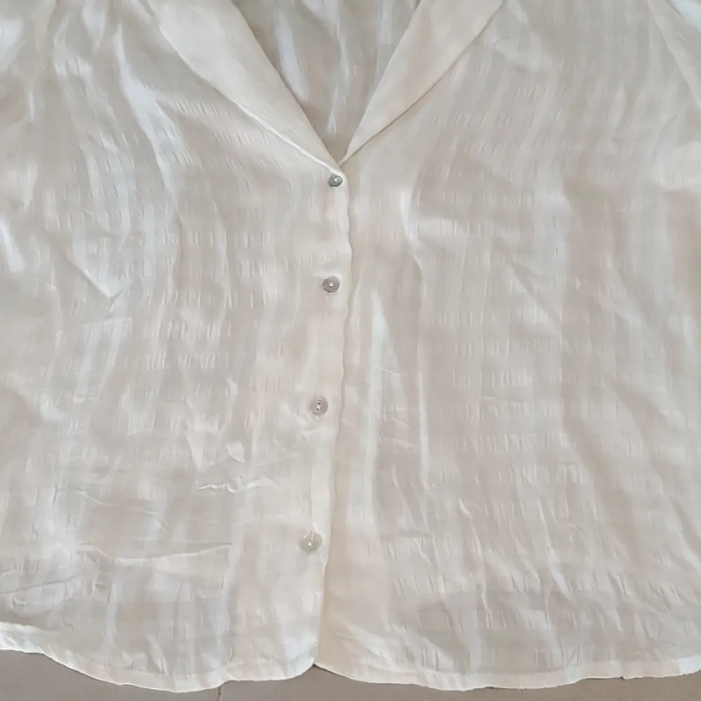 Vintage Look Button White Cropped Shirt - Image 3
