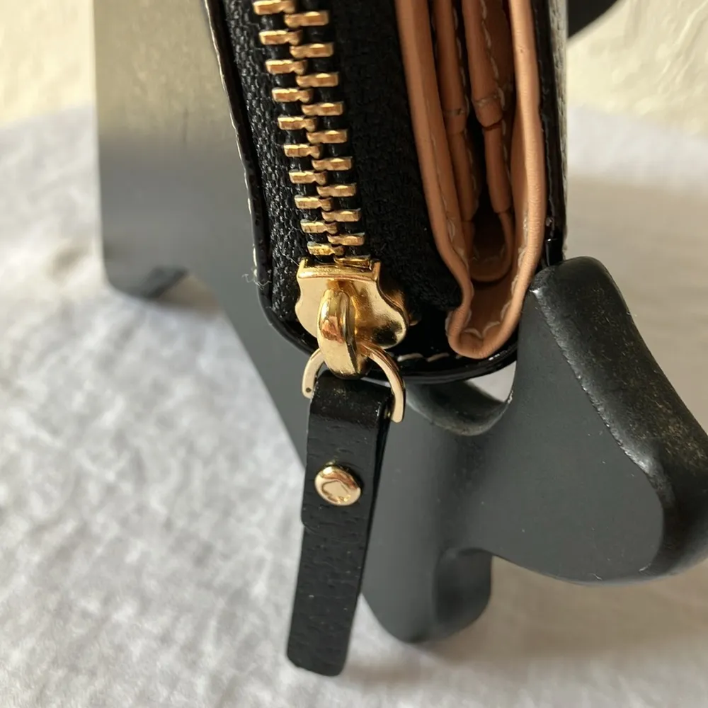 Kate Spade: Cara Wellesley Bifold Wallet- zip area - Image 3