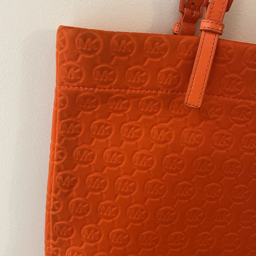 Michael Kors New York jet Set Signature Orange quilted tote - Image 4