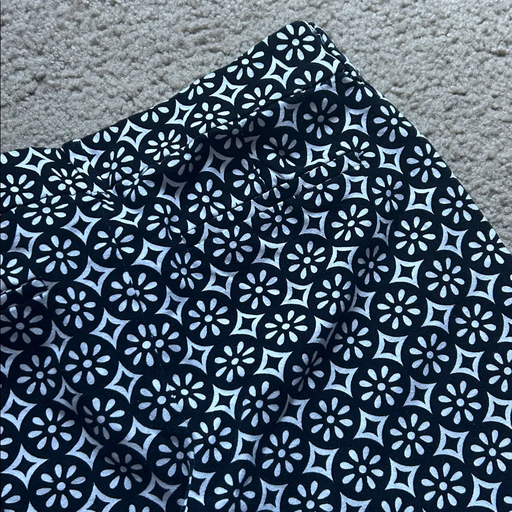 Old Navy Black and White Floral Pants - Image 7
