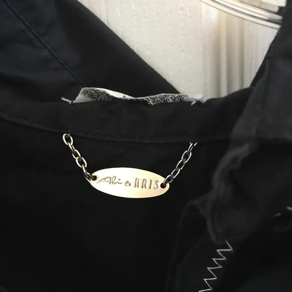 Ali & Kris FINAL MARKDOWN Junior  shirt large - Image 3