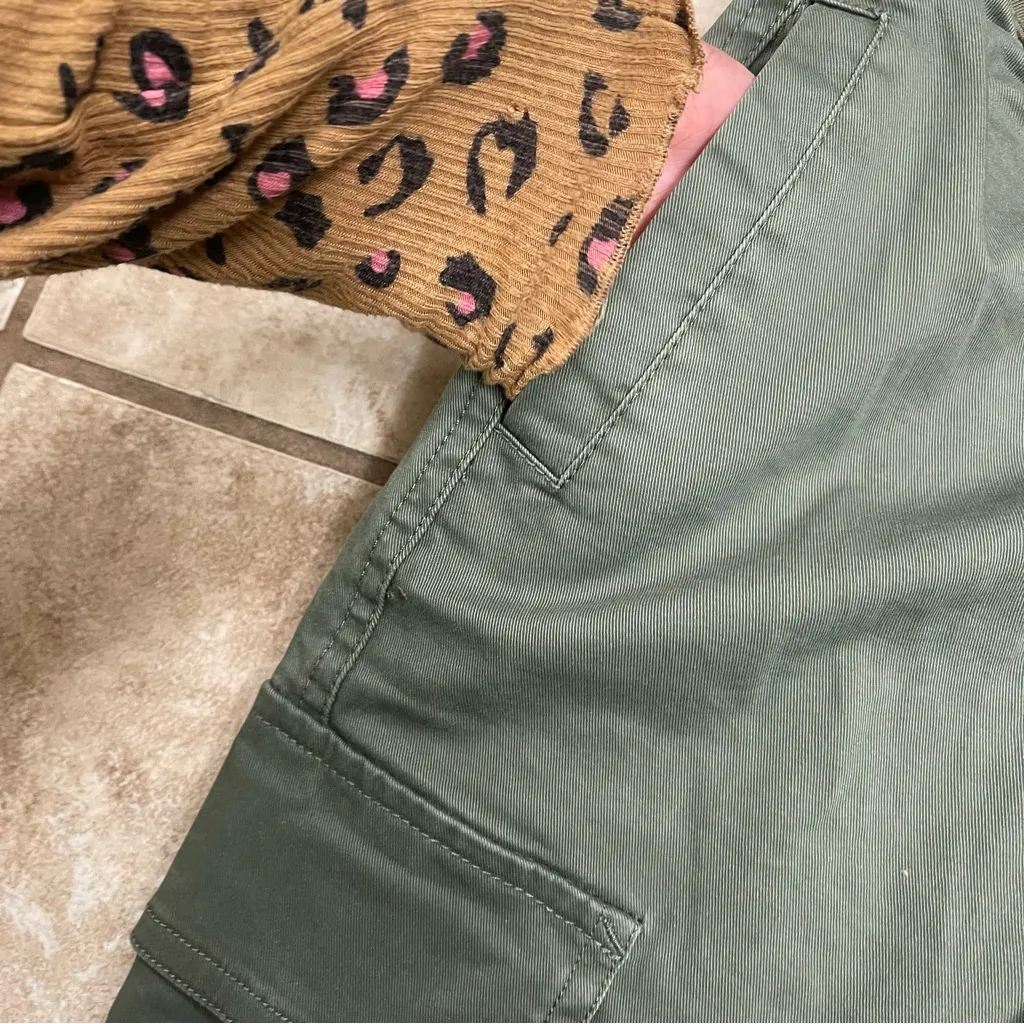 Women's ASOS Green Cargo Pleated Pants,‎ Size 4, NWt STRETCH WAIST military - Image 3