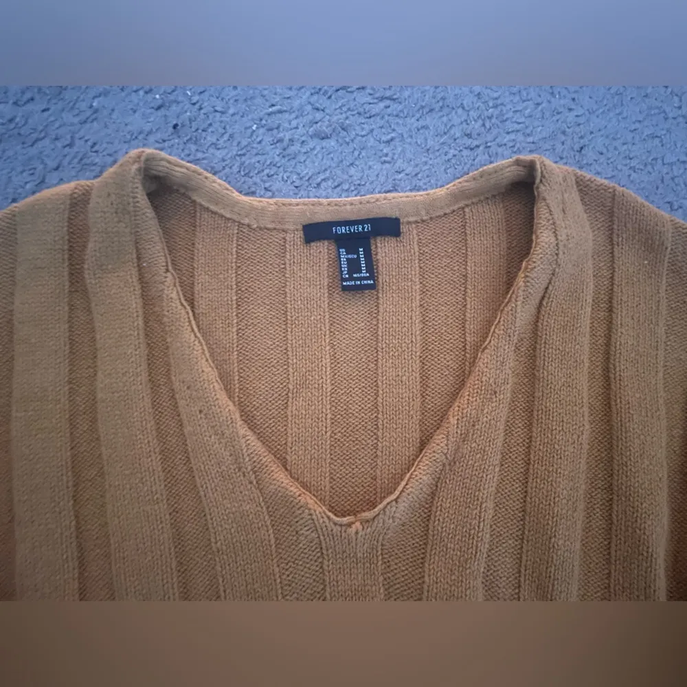 NWOT Forever 21 Cropped V-Neck Long-Sleeve Ribbed Knit Sweater - Image 4