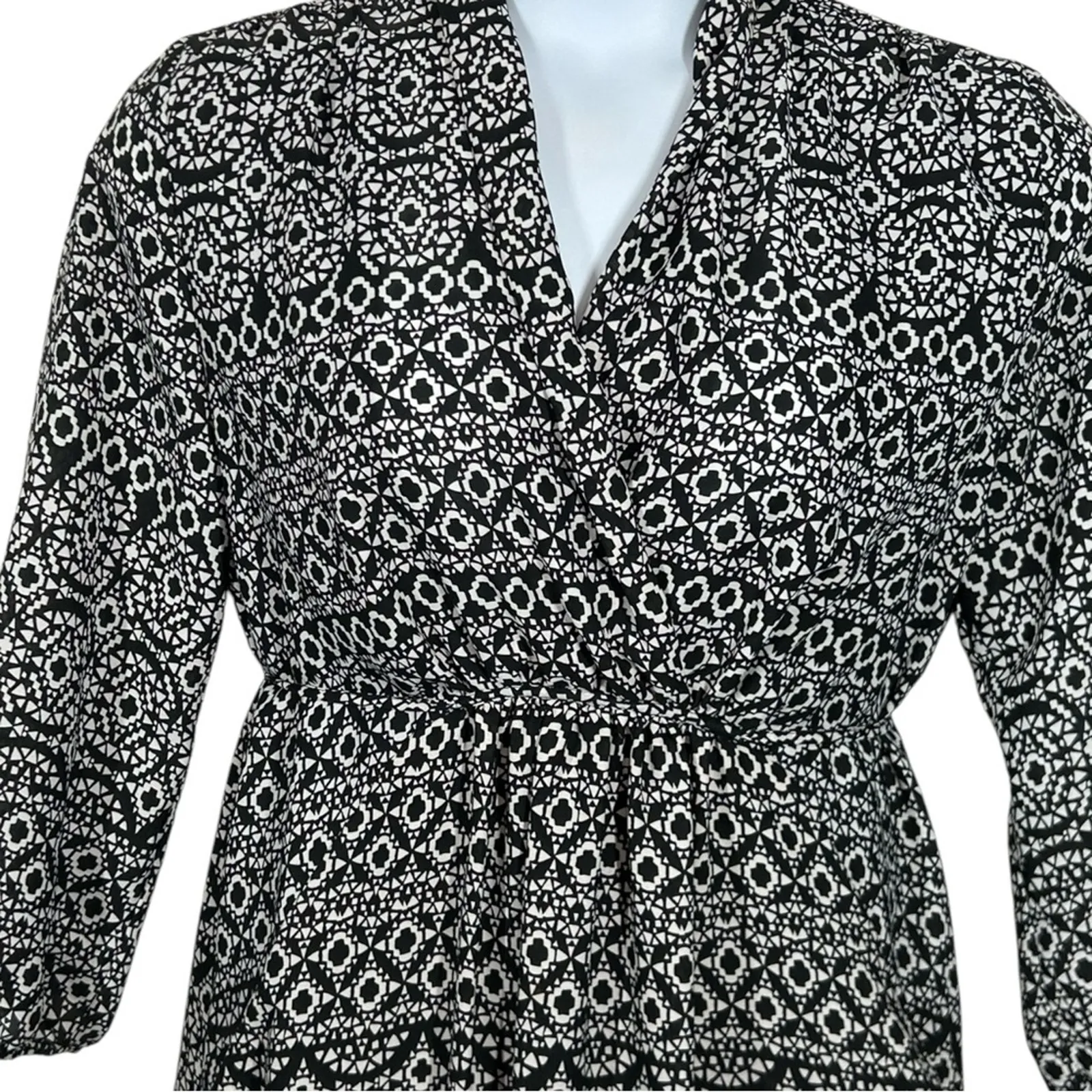 BAR III Black White Geometric Wrap Dress Size Large 3/4 Sleeve V-Neck - Image 3