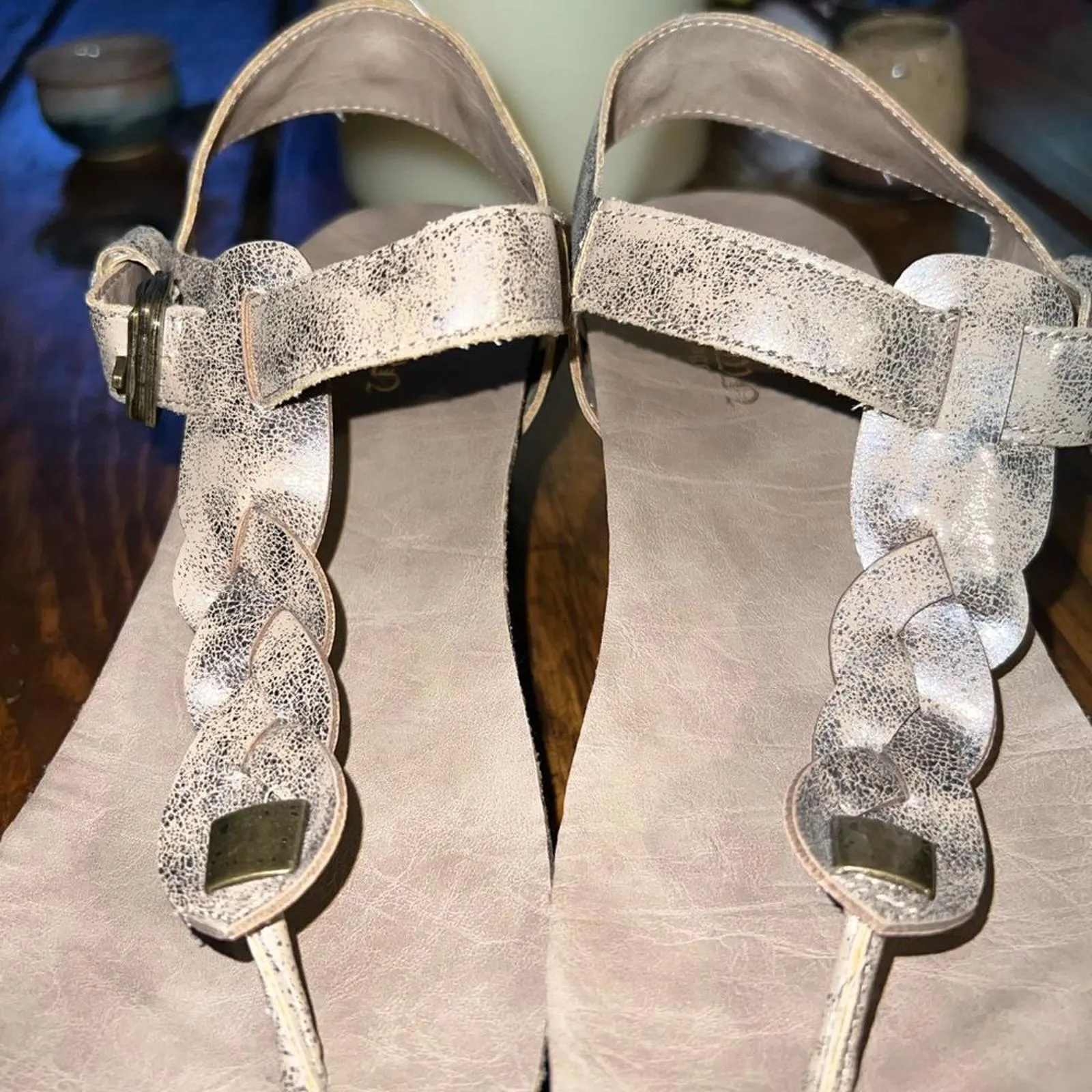 Crown Vintage "Flamingo" Women's 8 Faux Leather Thong Wedge Sandals Silver - Image 7