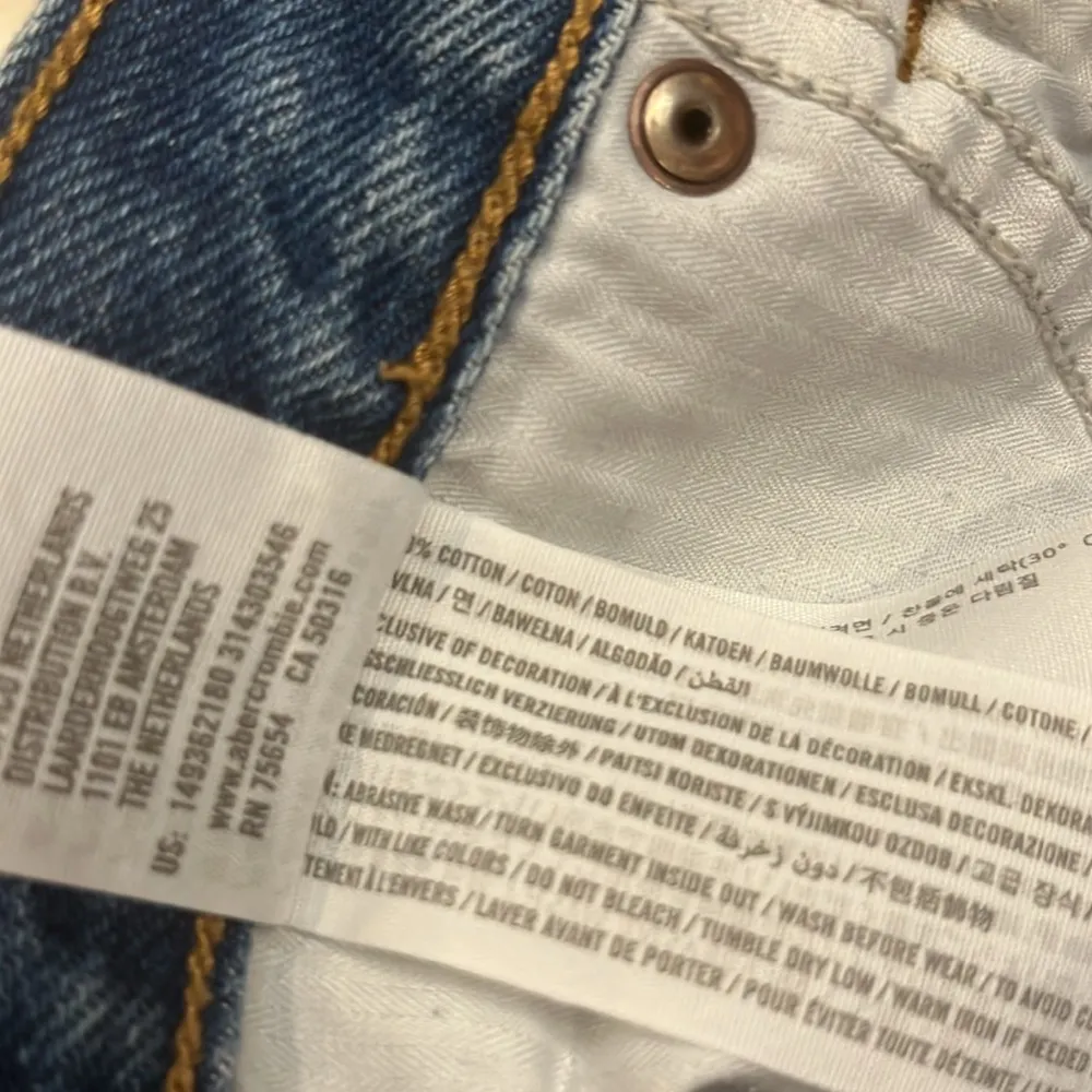 Abercrombie & Fitch high rise 4” distressed denim shorts 12/31 - Image 8