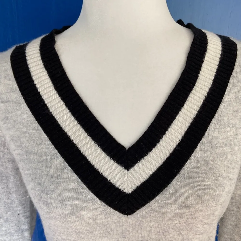 Margaret O'Leary V Neck Varsity Stripe Cashmere Sweater Grey Blue Size Medium - Image 5