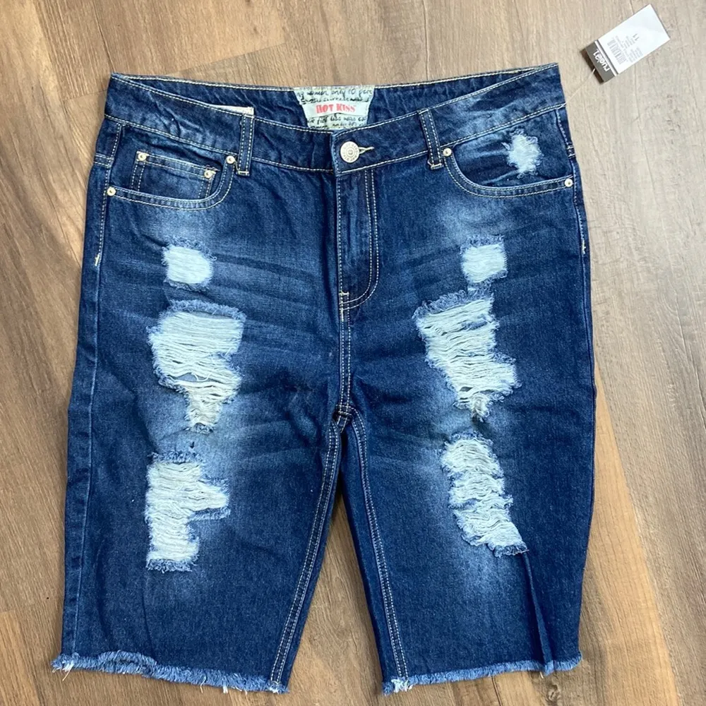 Hot Kiss Women’s Kelsea Distressed Bermuda Shorts Size 11 NWT - Image 30