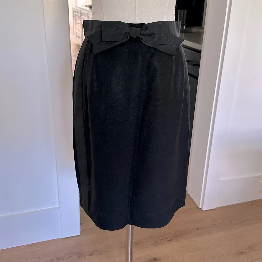 Vintage Moschino!  Black pencil skirt with side ribbon and bow - size 4/6 - Image 5