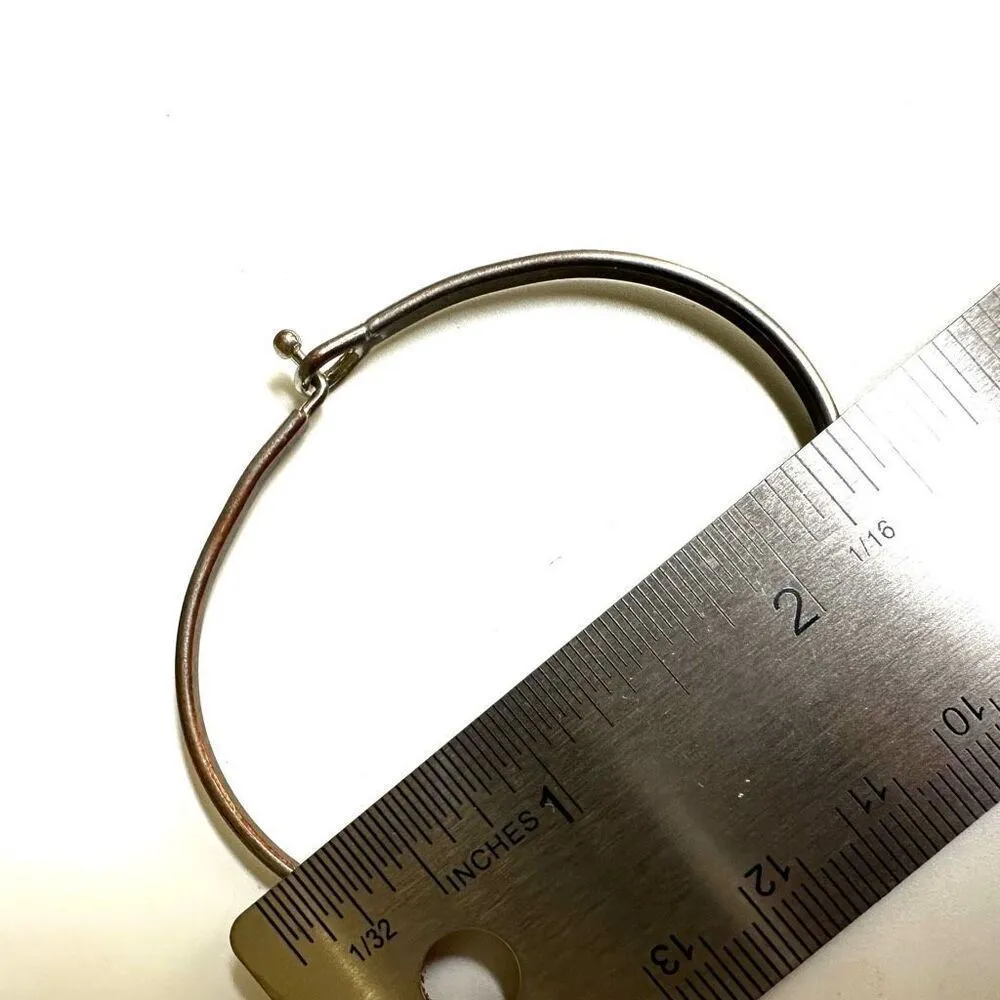 Silver tone sisters bangle bracelet - Image 7