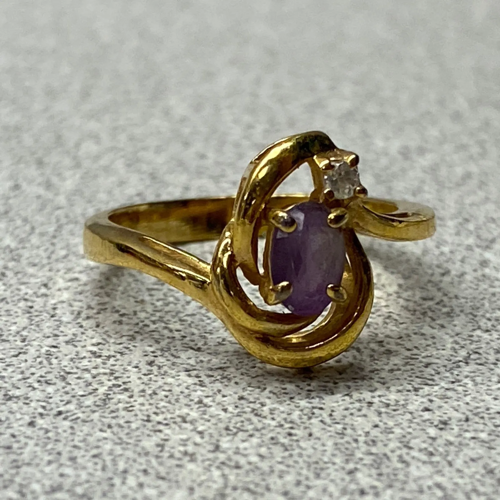 Vintage Gold Tone Taiwan Stamped Oval Amethyst CZ Swirl Fashion Ring Size 7 Purple - Image 3