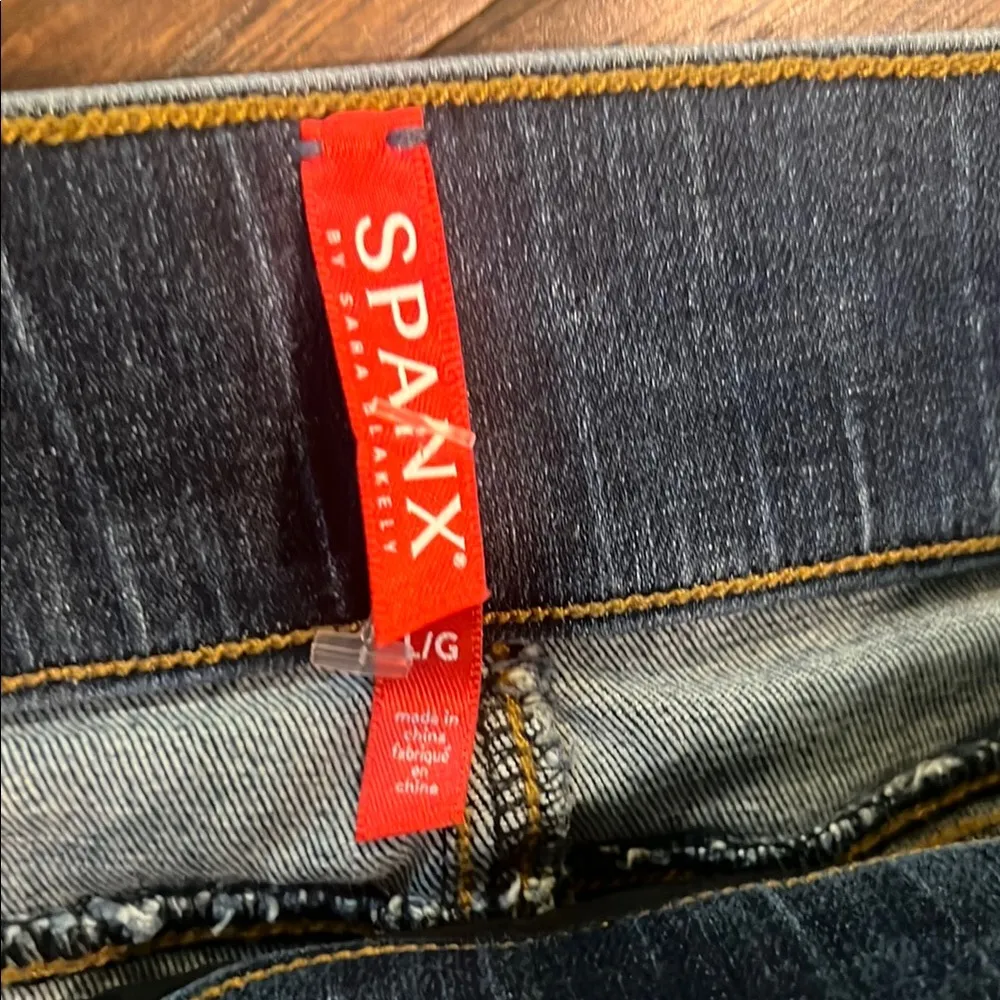 Spanx Pull On Elastic Jeans Distressed Large EUC - Image 2